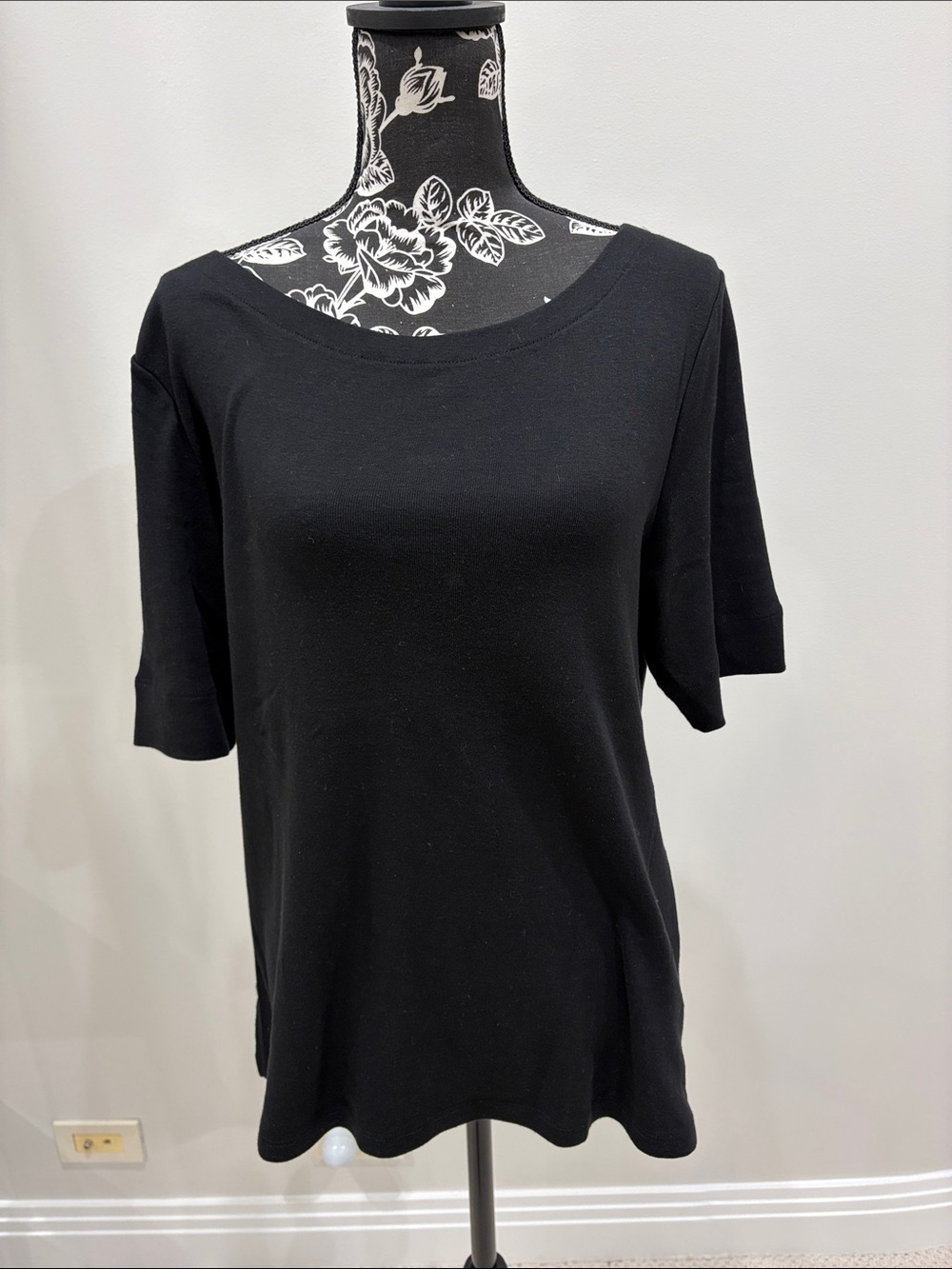 Chico’s The Ultimate Tee in black size 2